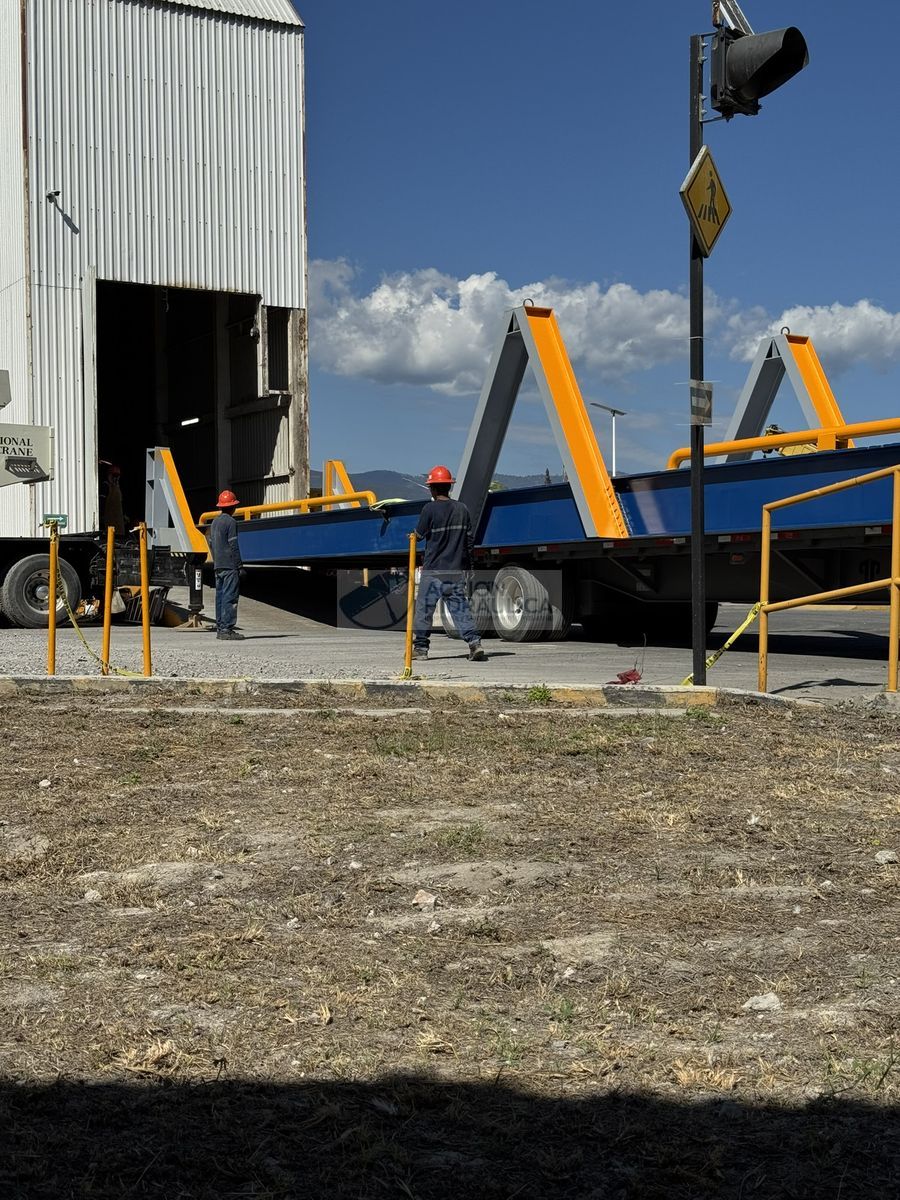 Volcador industrial en funcionamiento
